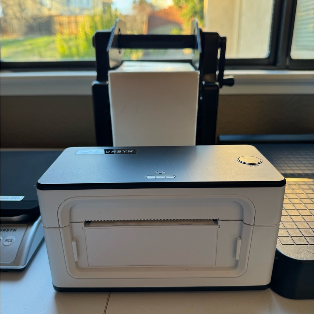 MUNBYN Bluetooth/USB Thermal Shipping Label Printer, Roll holder, Label paper